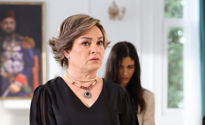 Melahat Abbasova poartă o rochie neagră cu mâneci lungi și părul scurt