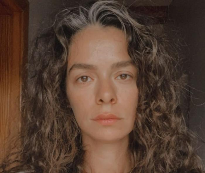 Özge Özpirinçci poartă părul lung, desprins