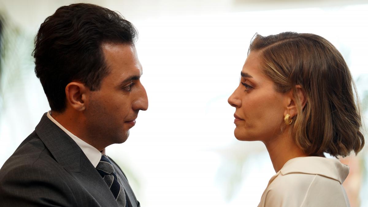 Doğukan Polat și Öznur Serçeler se privesc și stau față în față