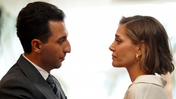 Doğukan Polat și Öznur Serçeler se privesc și stau față în față