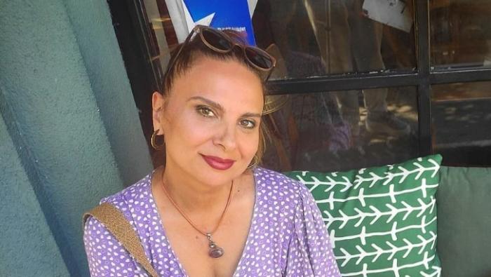 Goncagül Sunar poartă părul prins într-un coc