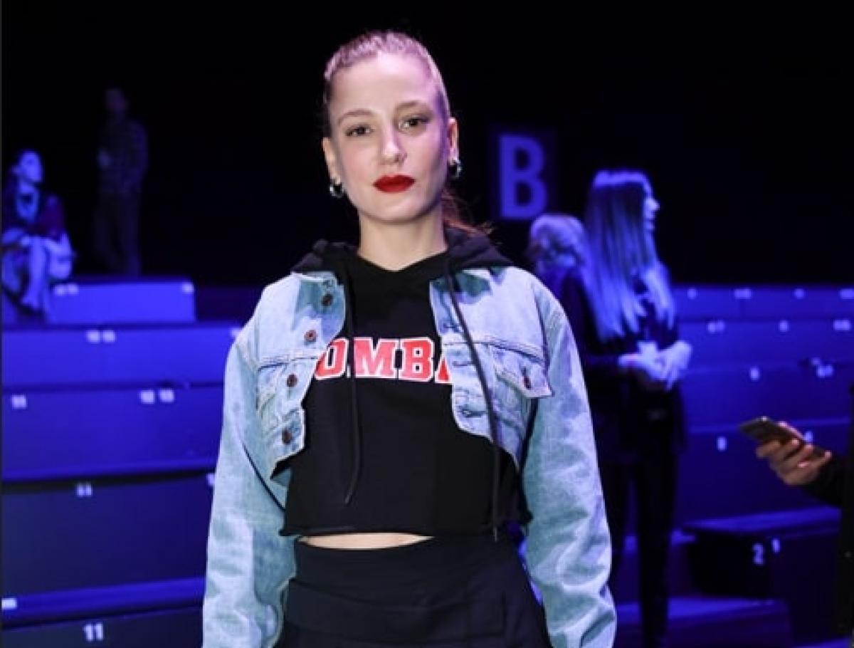 Serenay Sarıkaya poartă o geacă albastră de blugi și părul prins