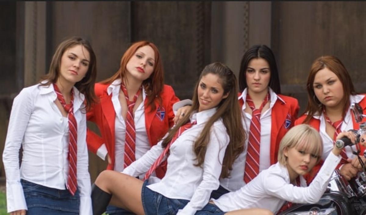 Zoraida Gómez și Anahi stau lângă mai multe actrițe din Rebelde