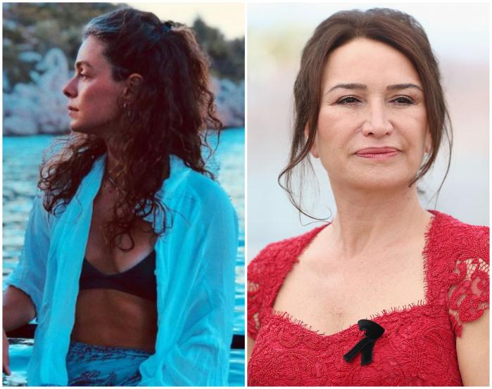 Özge Özpirinççi poartă un sutien negru și o cămașă albastră, iar Demet Akbağ poartă o rochie roșie