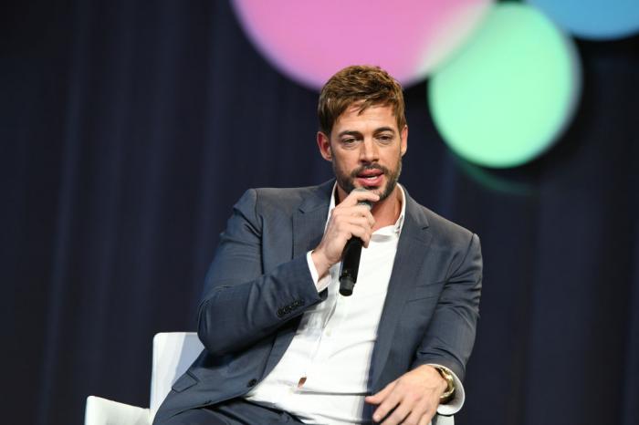 William Levy poartă o cămașă albă și un sacou închis la culoare