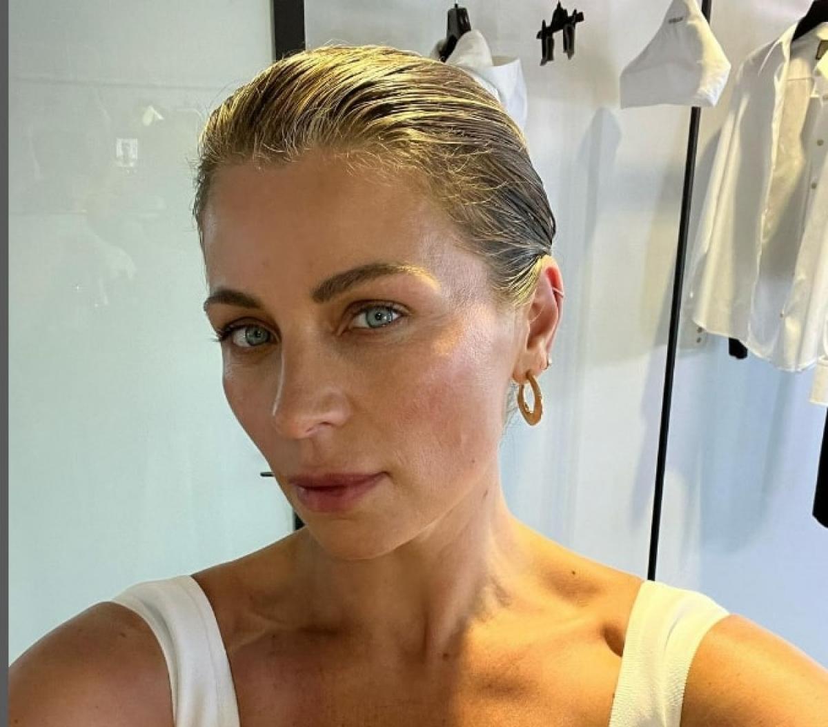 Ludwika Paleta poartă un maiou alb