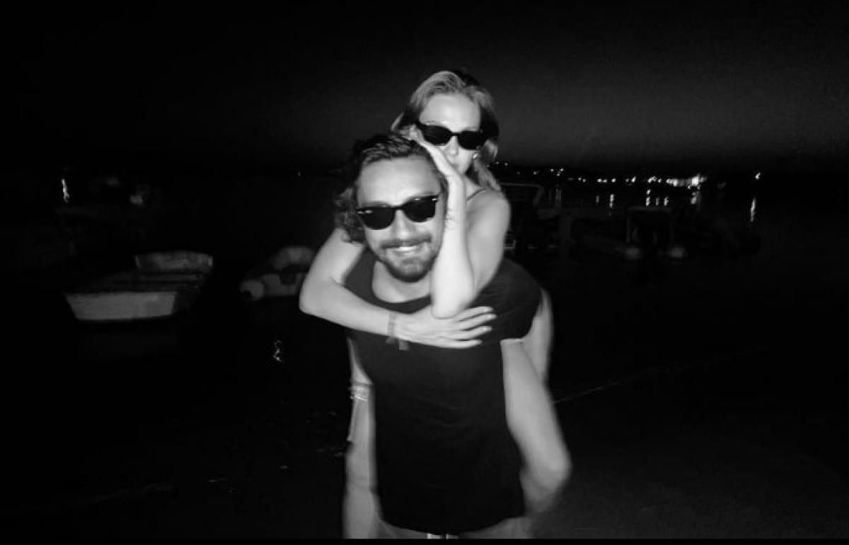 Alina Boz și Umut Evirgen stau îmbrățișați