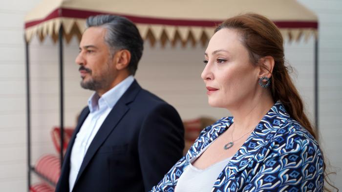 actori golden boy stau unul lângă celălalt