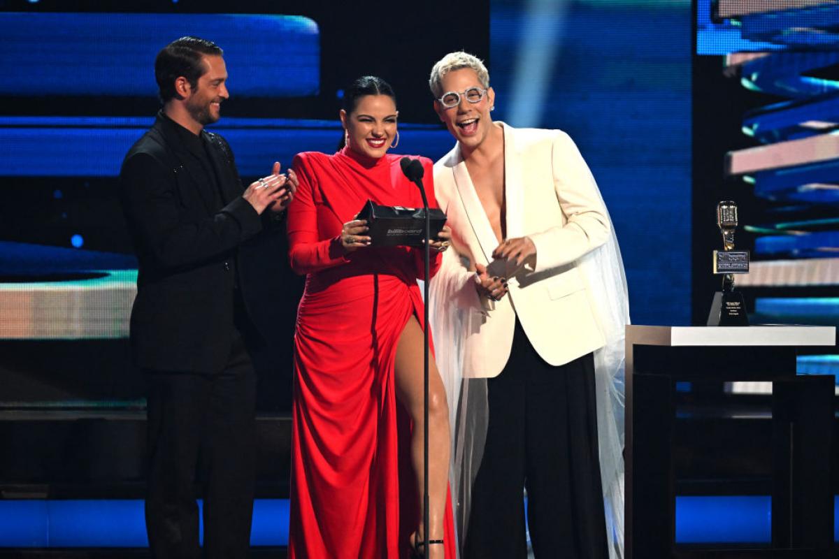 Christopher Uckermann, Maite Perroni și Christian Chavez stau unul lângă celălalt pe scenă și zâmbesc