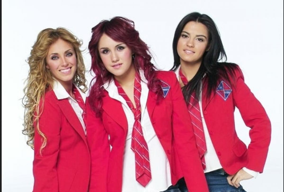 Anahí, Dulce María și Maite Perroni stau una lângă cealaltă