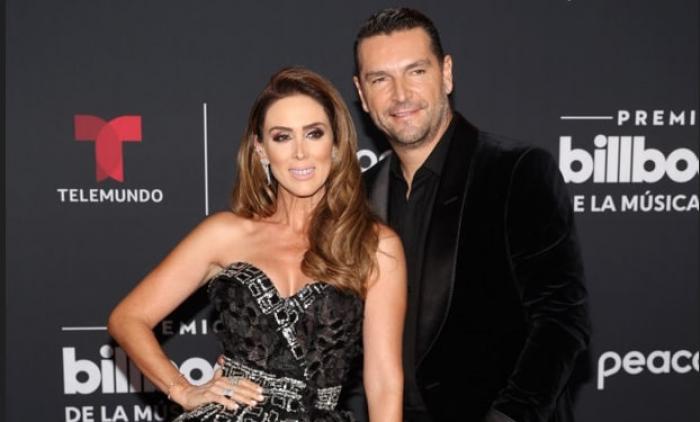 Jacky Bracamontes poartă o rochie fără mâneci și zâmbește