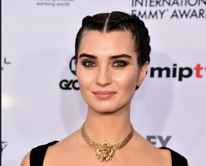 Tuba Büyüküstün poartă părul prins în cozi împletite