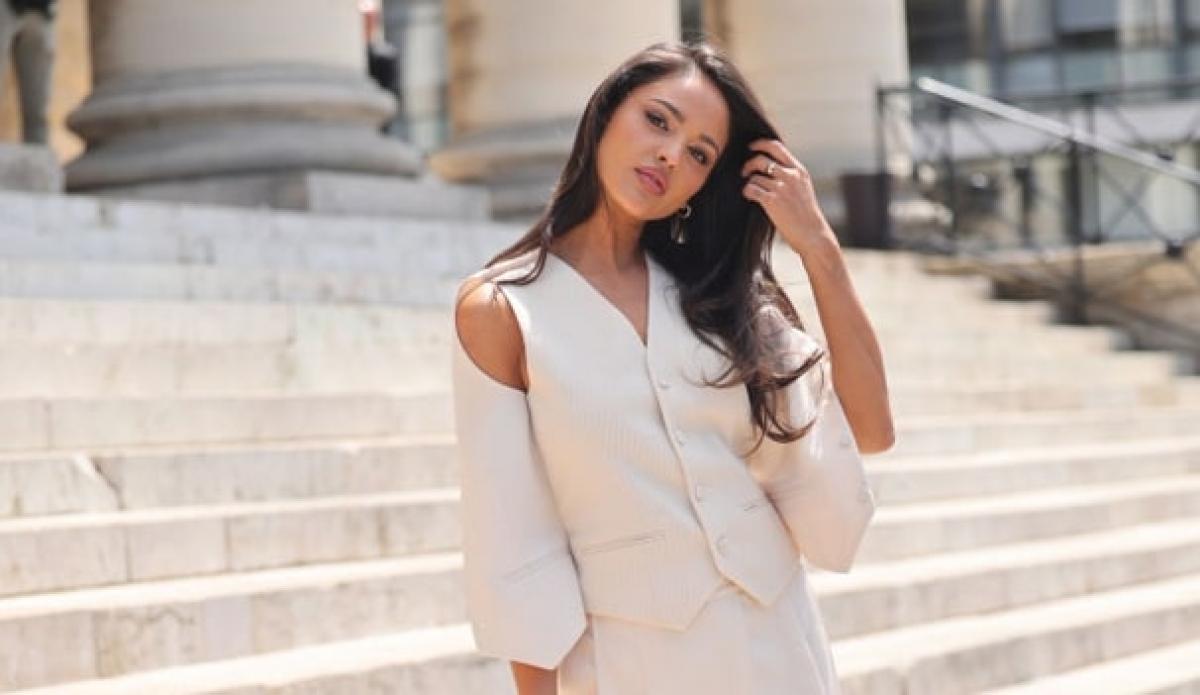 Eiza González poartă un sacou alb și are părul desprins