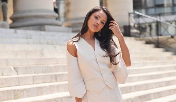 Eiza González poartă un sacou alb și are părul desprins