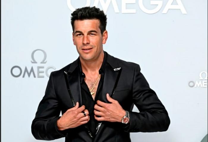 Mario Casa poartă un sacou negru și își ține mâinile la piept