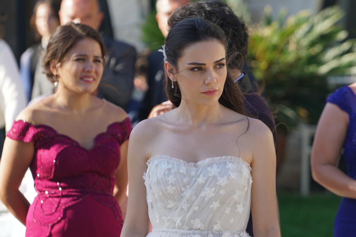 Yağmur Tanrısevsin  poartă o rochie de mireasă fără mâneci