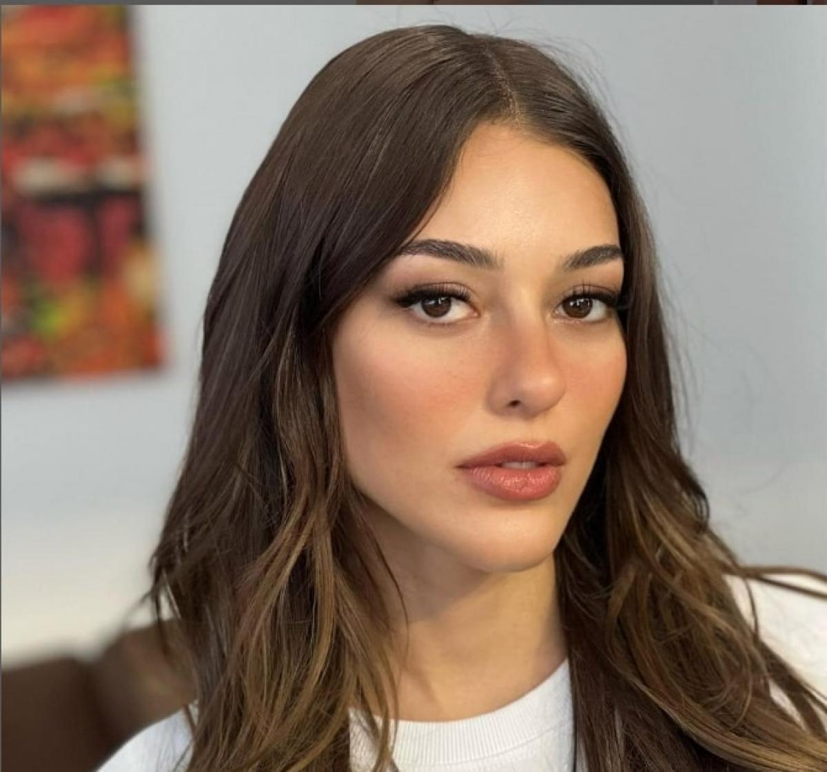 Dilan Çiçek Deniz poartă părul lung, desprins