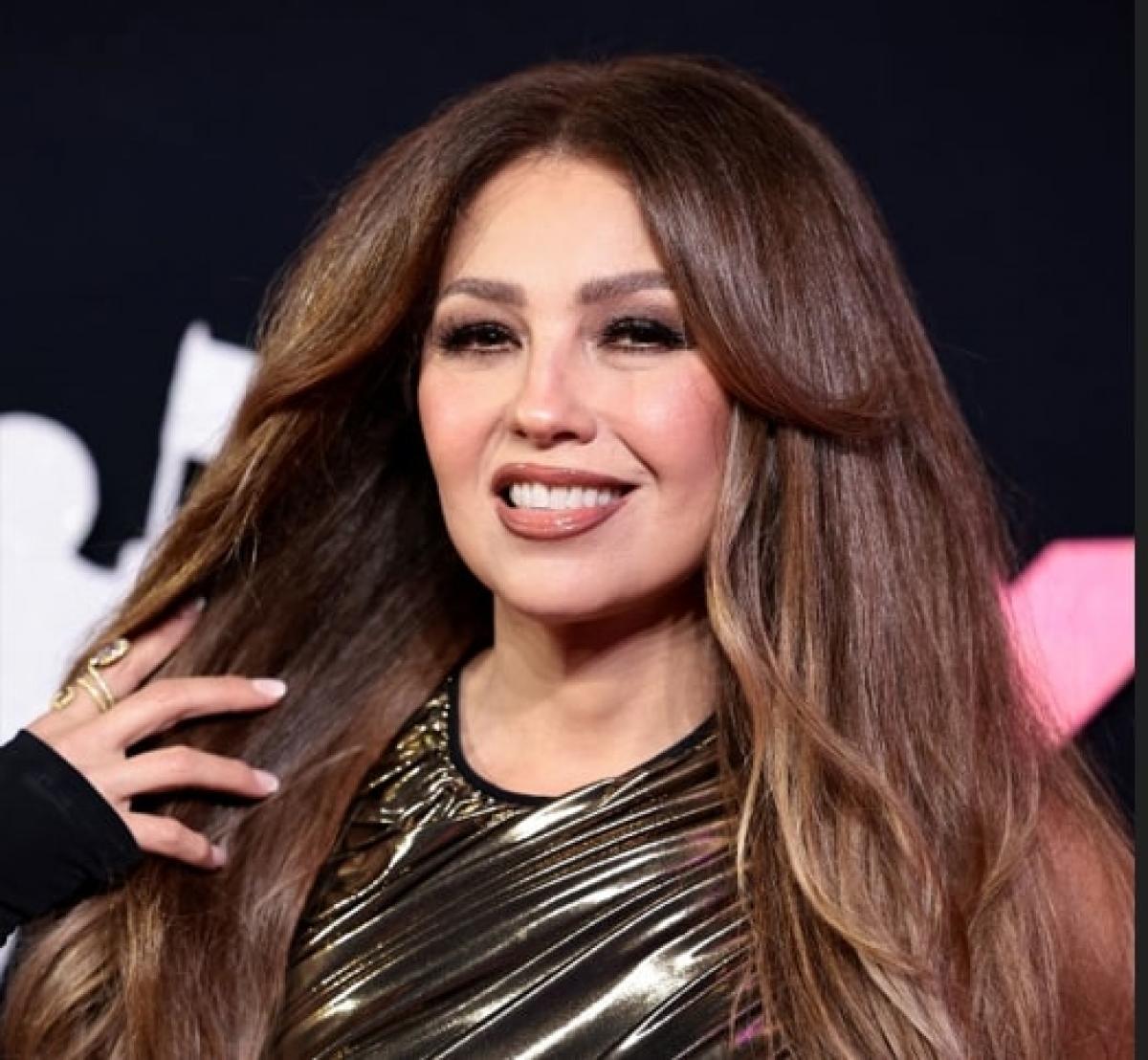 Thalía poartă părul desprins