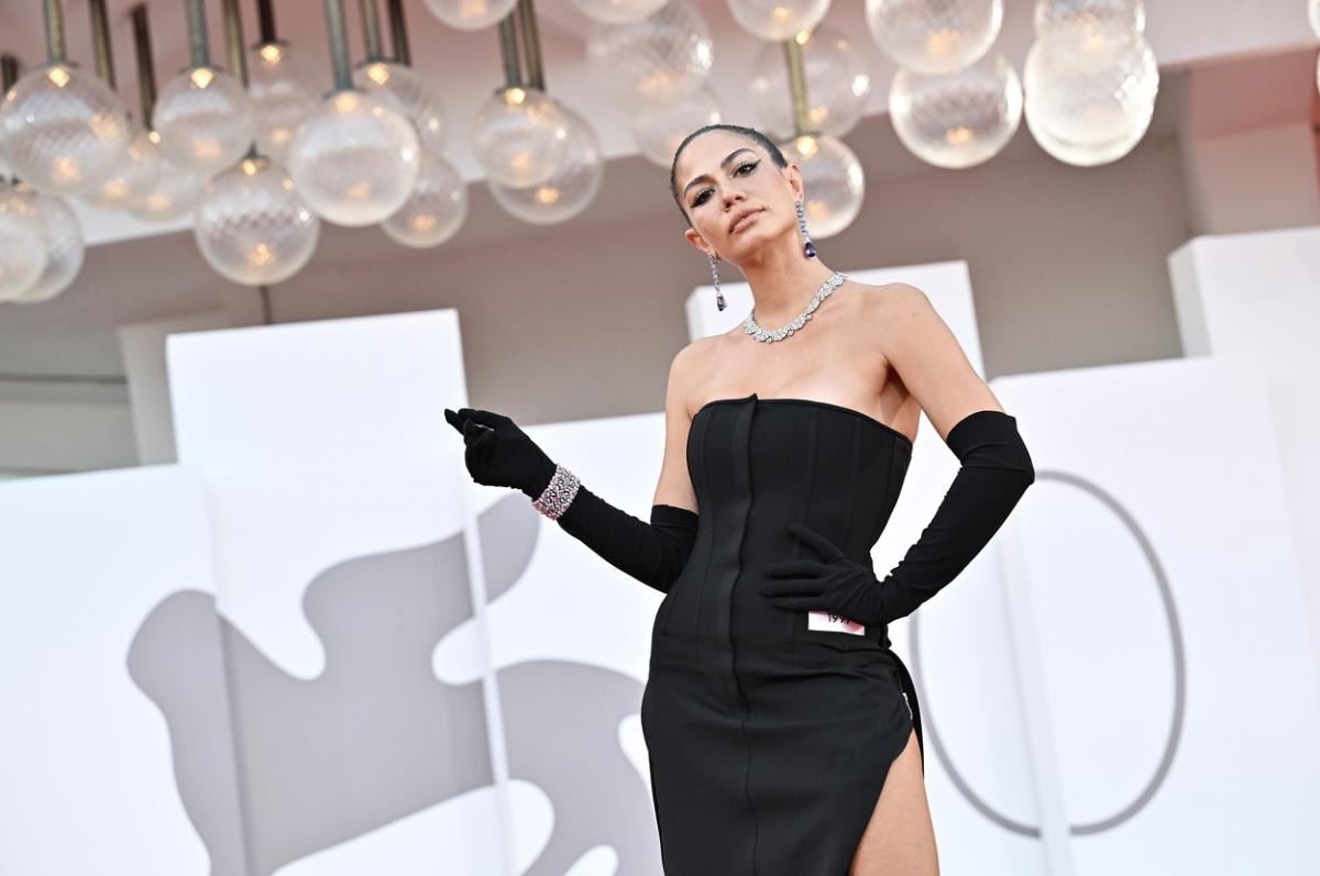 Demet Ozdemir poartă o rochie neagră fără mâneci