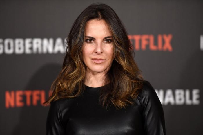 Kate del Castillo poartă o bluză cu mâneci lungi și are părul desprins