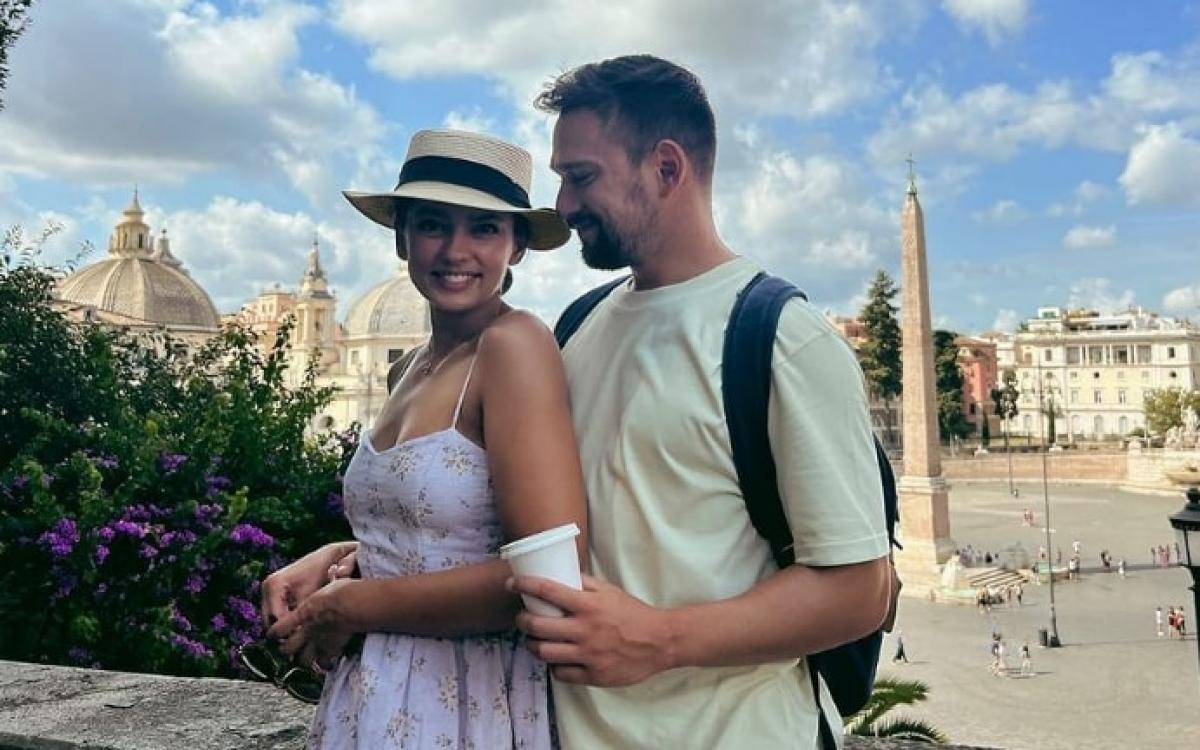 Oana Moșneagu poartă o rochie fără mâneci și stă lângă Vlad Gherman care poartă un tricou și ghiozdan