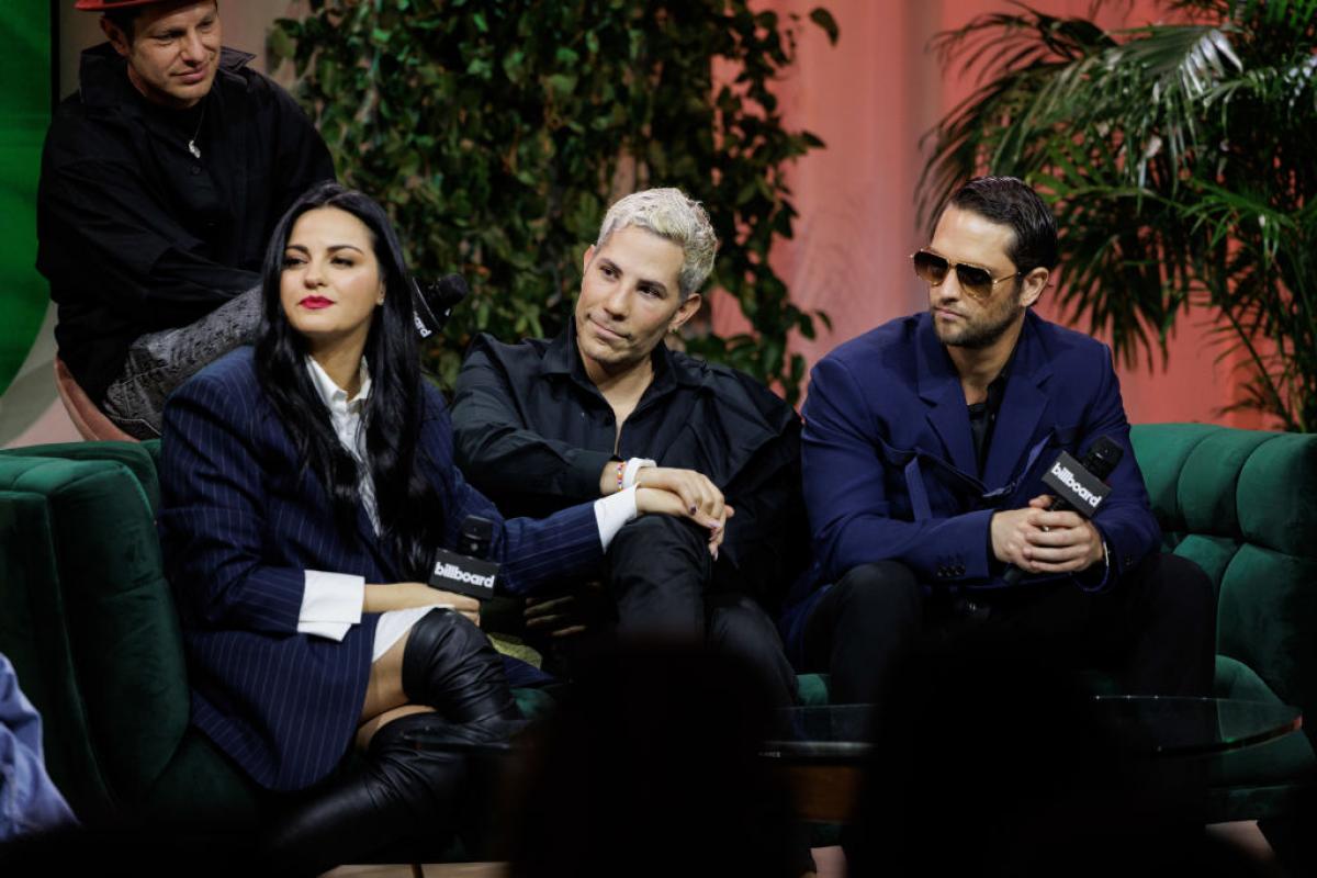 Maite Perroni stă lângă Christian Chavez și Christopher Uckermann