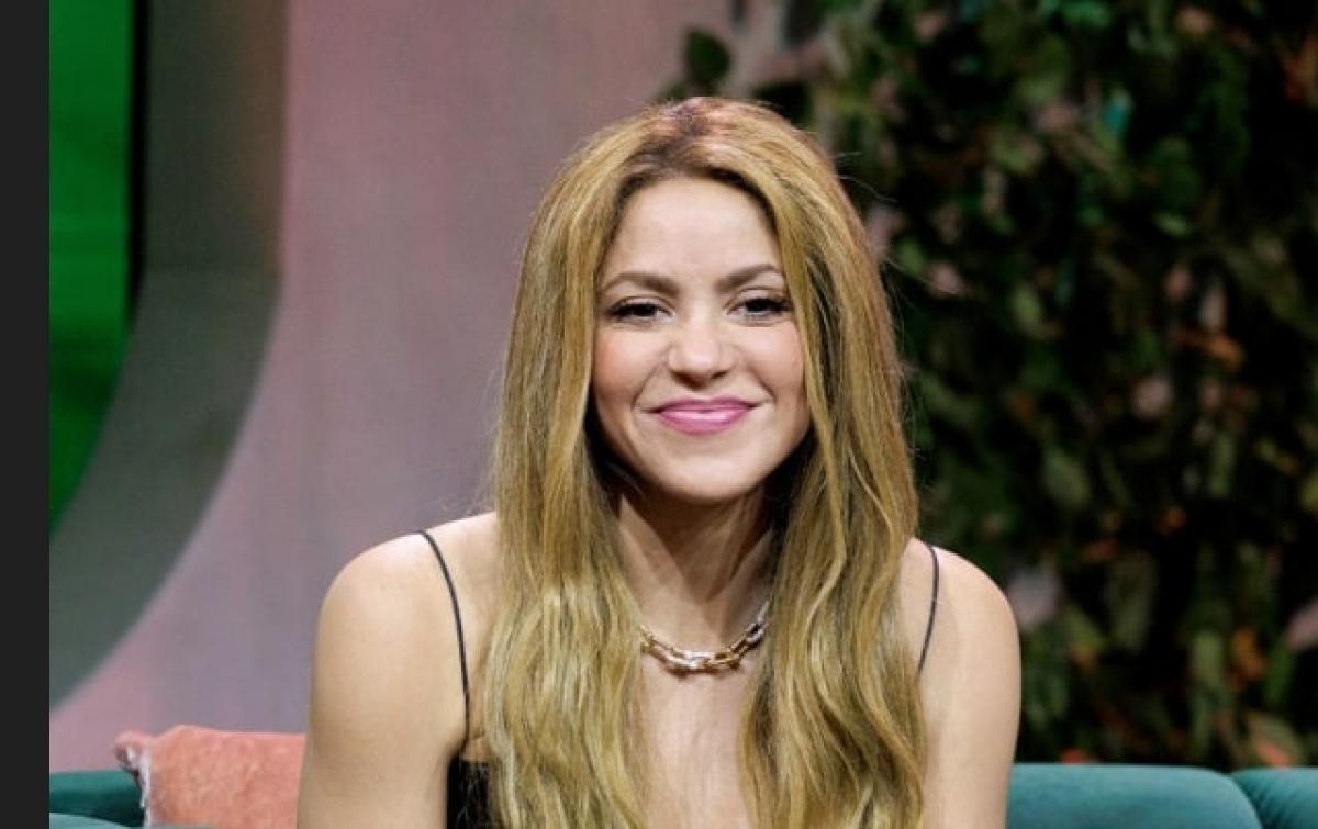 Shakira poartă părul lung, desprins