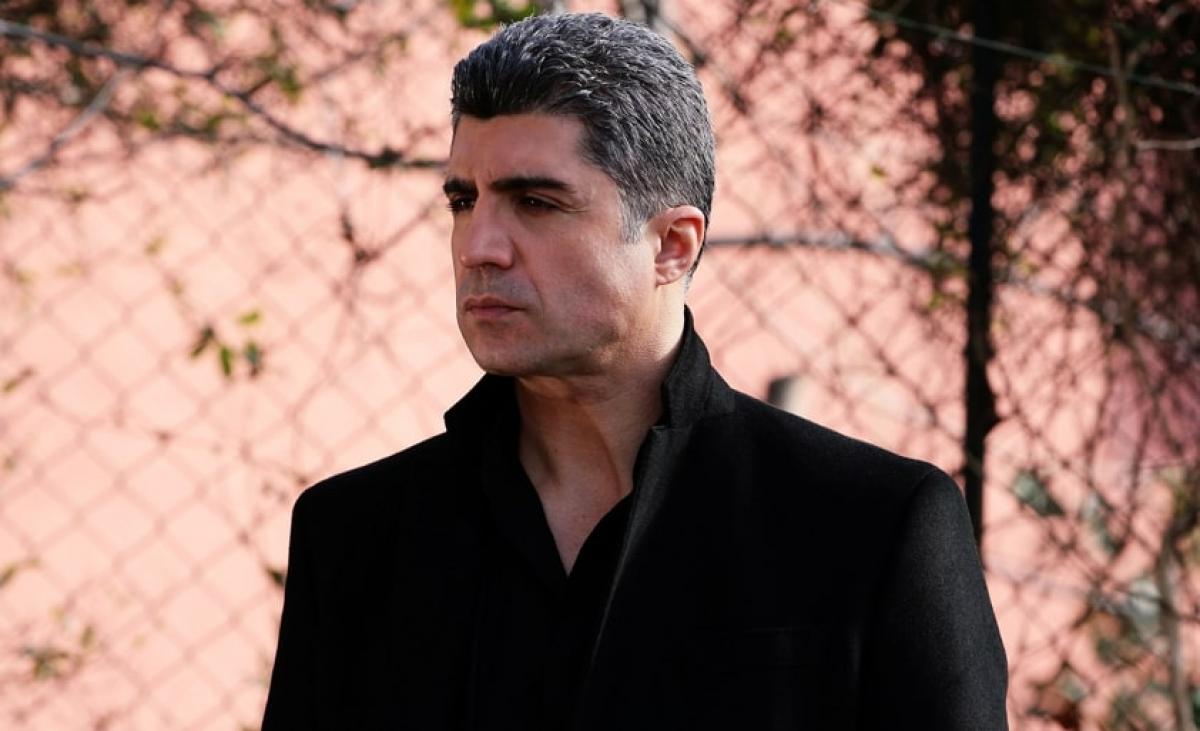 Özcan Deniz poartă jachetă neagră