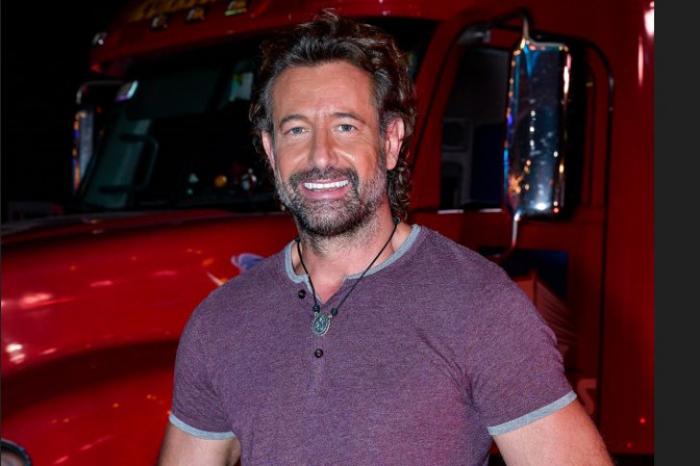 Gabriel Soto poartă un tricou mov și zâmbește