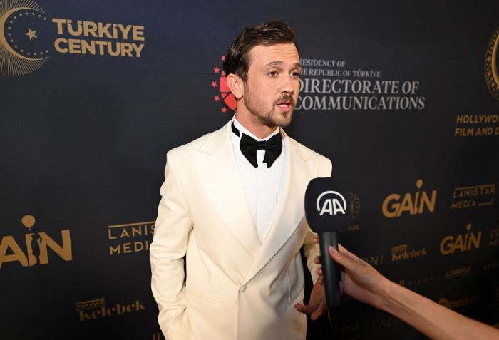 Aras Bulut Iynemli poartă un costum alb și un papion negru