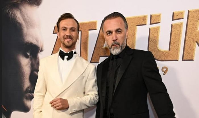 Aras Bulut Iynemli și Barbaros Tapan stau unul lângă celălalt și zâmbesc