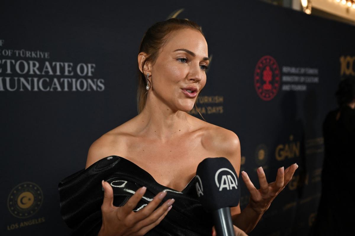 Meryem Uzerli poartă o rochie fără mâneci