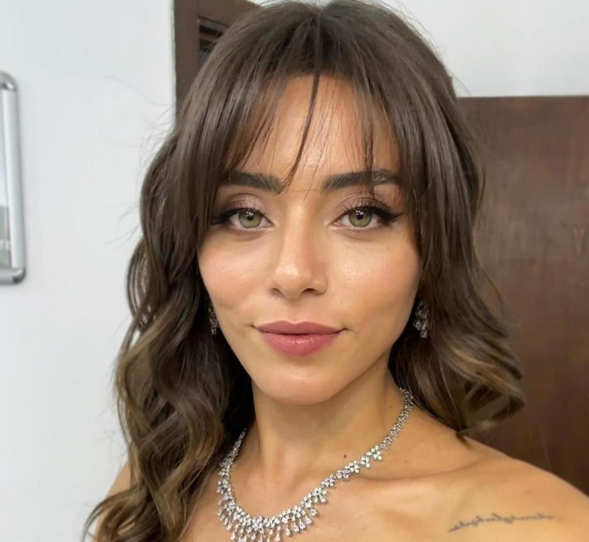 Sıla Turkoglu poartă părul lung cu breton