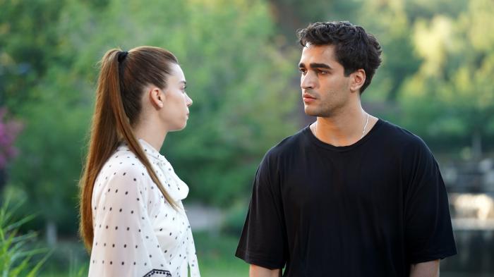 Afra Saraçoğlu și Mert Ramazan Demir stau față în față și se privesc