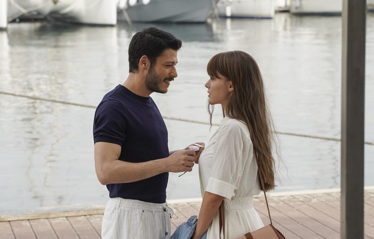 Bensu Soral și Kubilay Aka stau unul în fața celuilalt