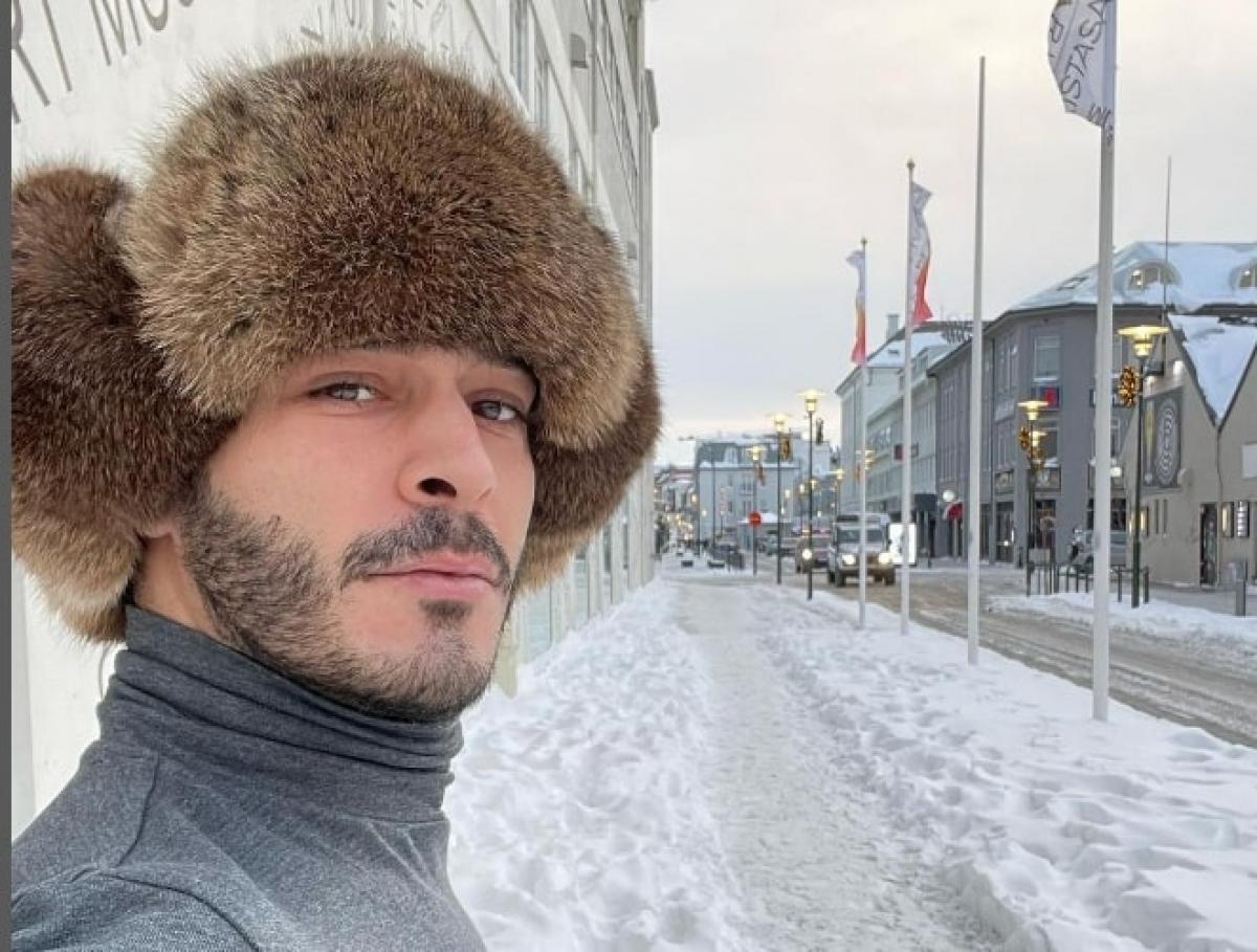 Burak Deniz poartă o căciulă de blană