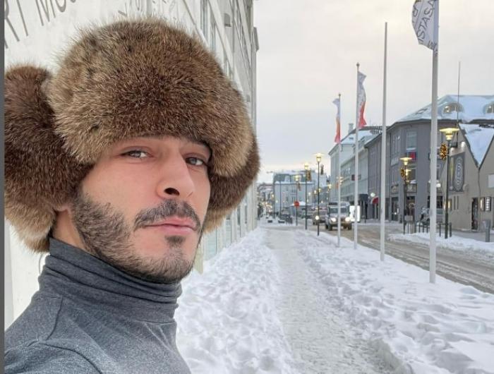 Burak Deniz poartă o căciulă de blană