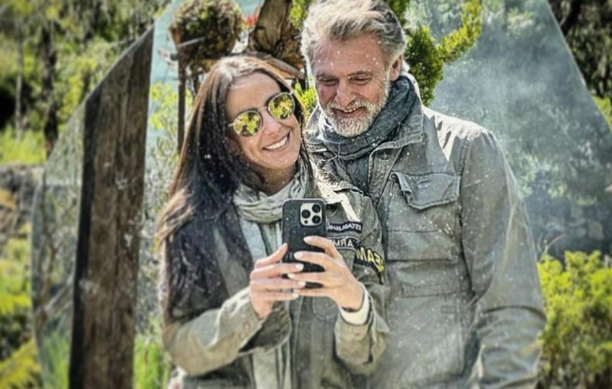 Juan Soler și Paulina Mercado stau îmbrățișați