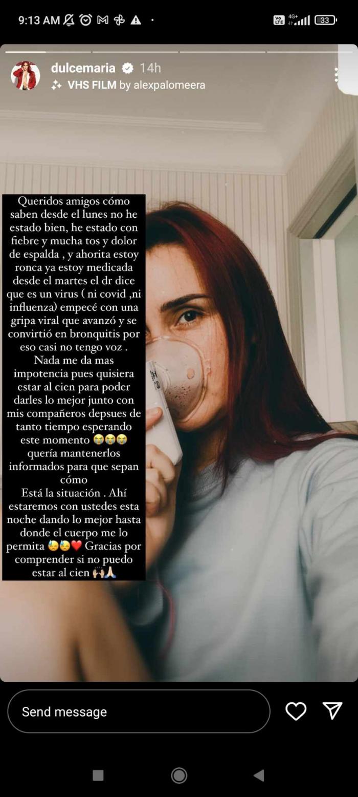 Dulce Maria cu părul desprins și un text