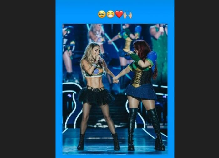 Anahi și Dulce Maria se țin de mână