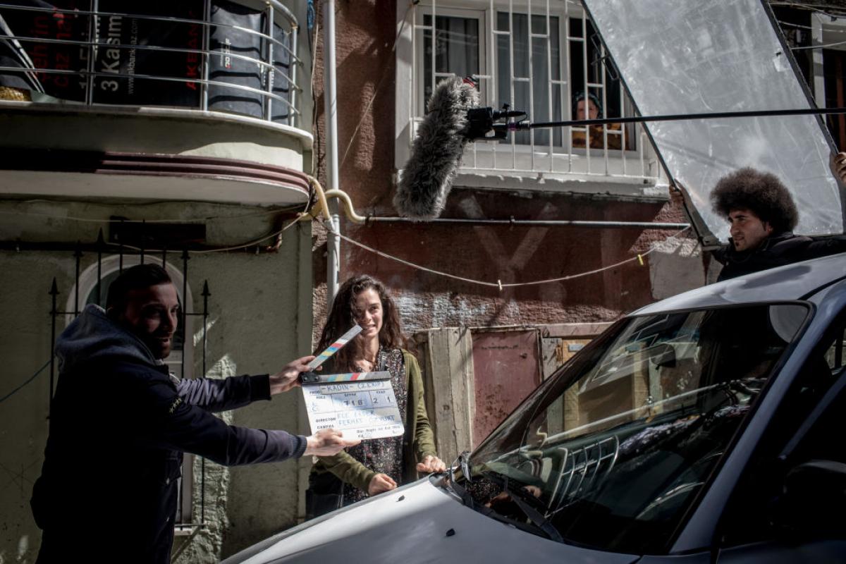 Özge Özpirinçci poartă părul lung, desprins și este pe platourile de filmare