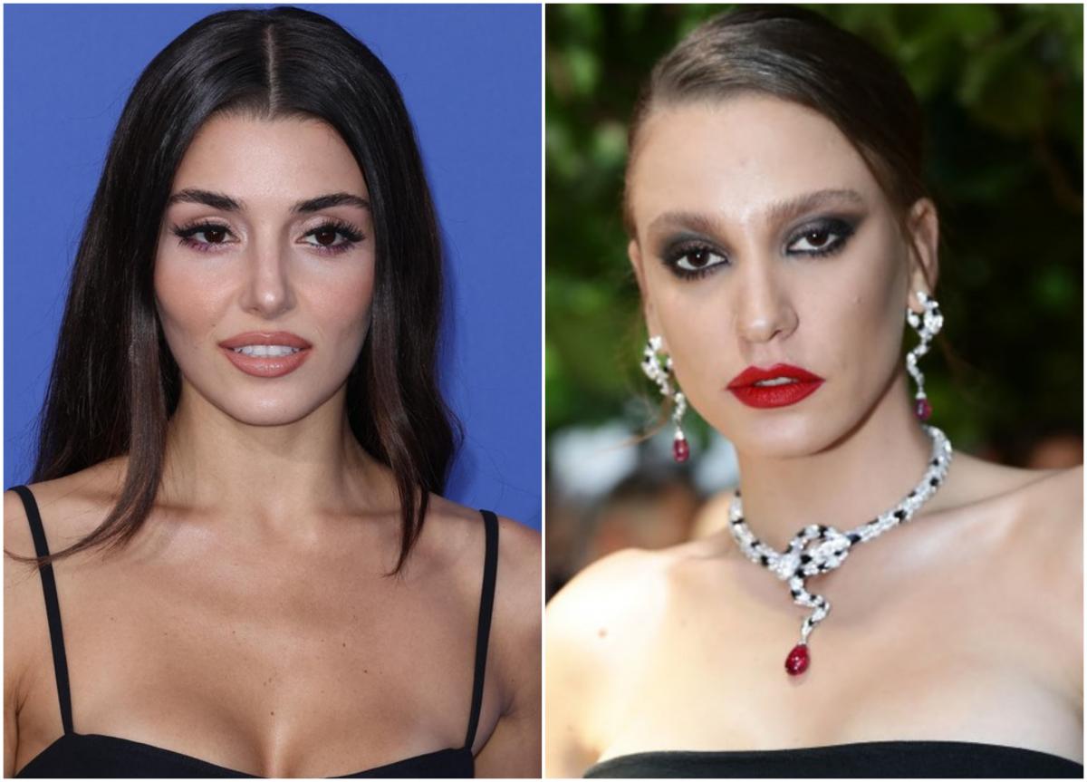 Hande Ercel poartă o rochie neagră și părul lung și Serenay Sarikaya poartă o rochie neagră și părul prins