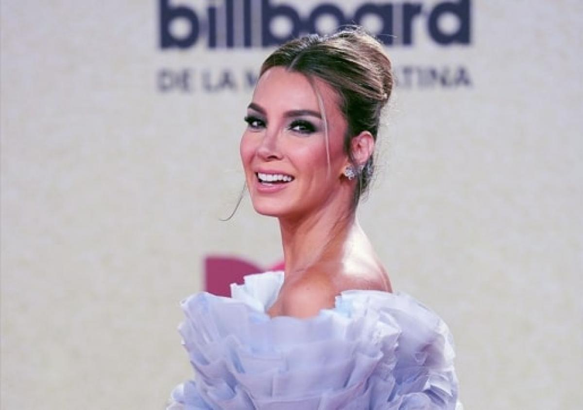 Elizabeth Gutiérrez poartă o rochie fără mâneci