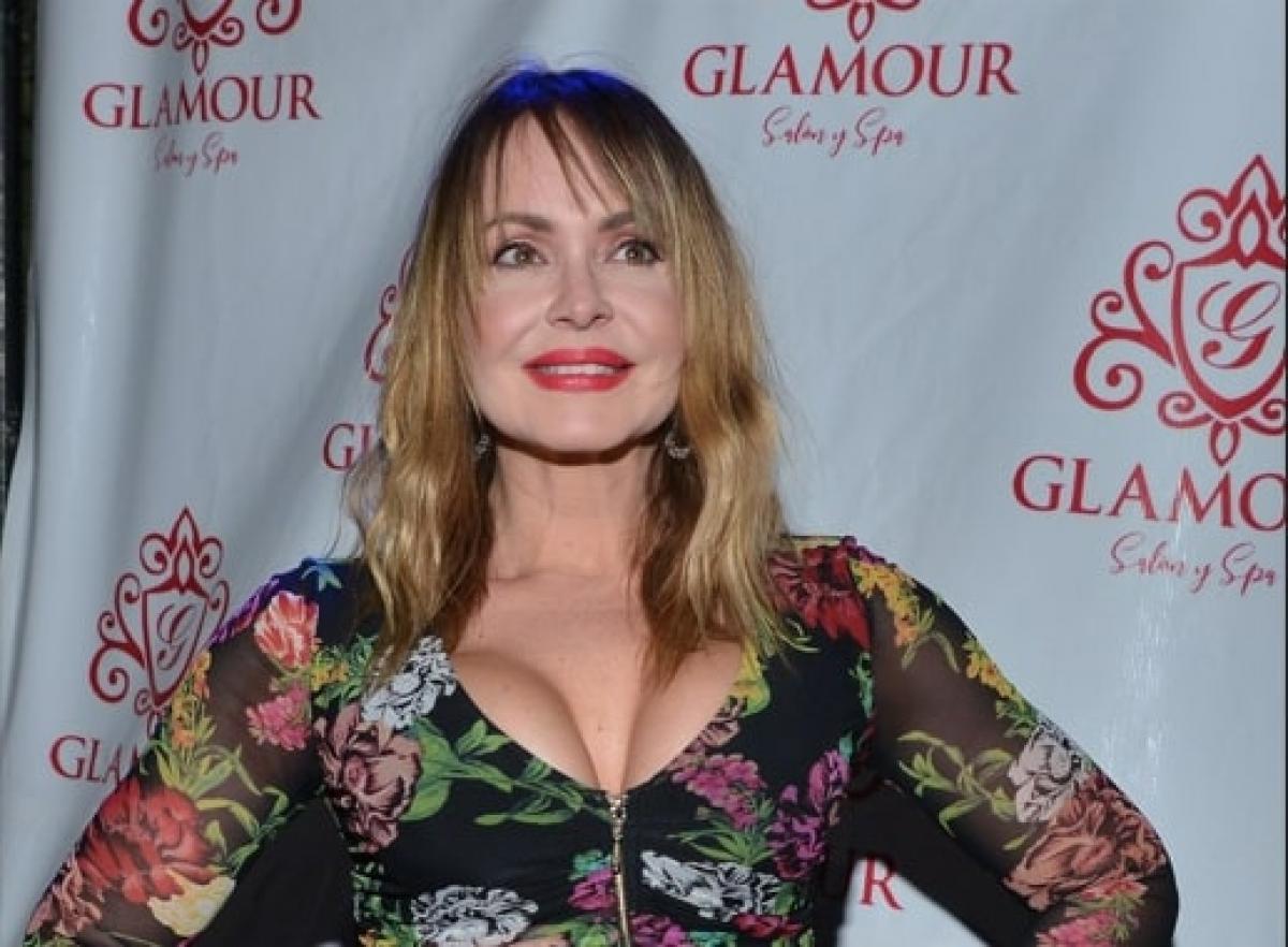 Gabriela Spanic poartă o rochie cu flori și decolteu