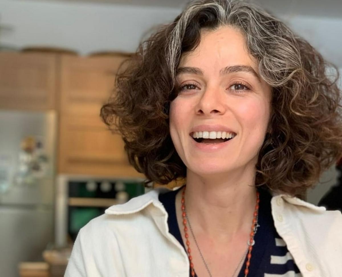 Özge Özpirinçci poartă părul scurt și zâmbește