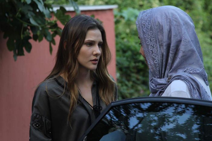 Alina Boz poartă părul lung, desprins