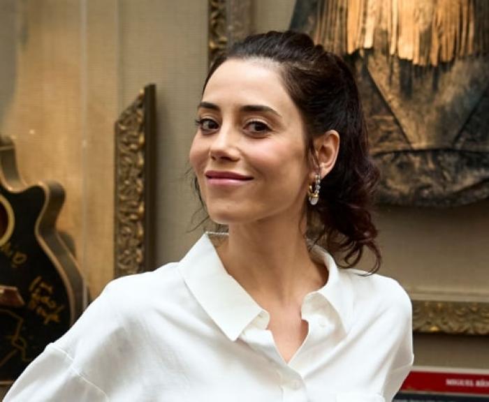 Cansu Dere poartă o bluză albă