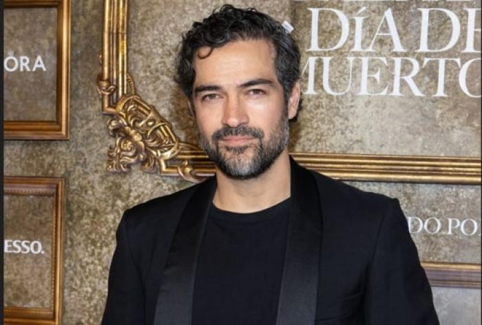 Alfonso Herrera poartă un tricou negru și un costum de aceeași culoare