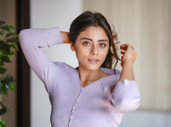 Sila Turkoglu poartă o bluză mov cu mâneci lungi