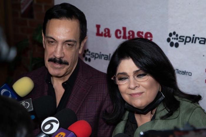 Omar Fayad și Victoria Ruffo stau unul lângă celălalt